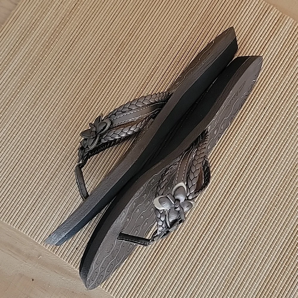 Clarks sz8 Pewter flower sandals